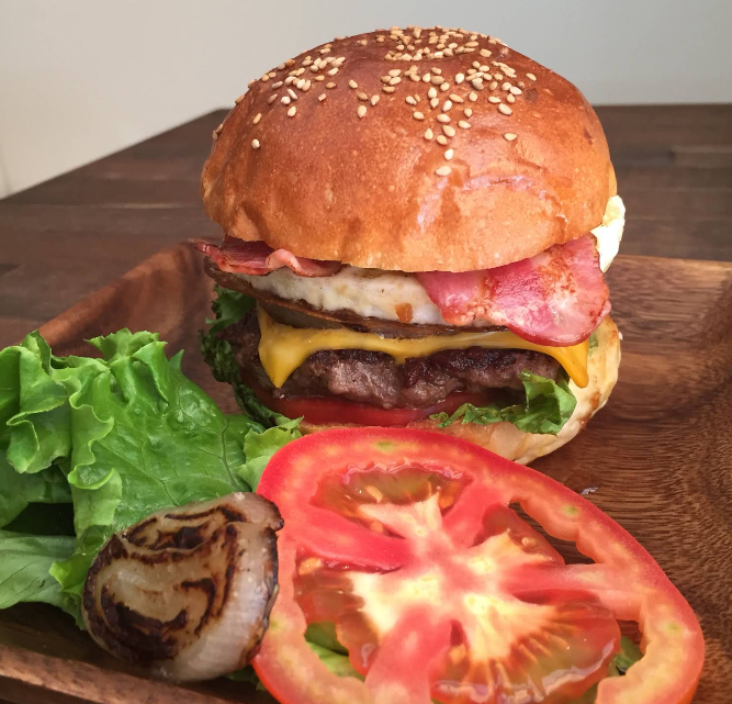 higedan_log's tweet photo. Official髭男dism
藤原聡が訪れたハンバーガー店

milia burger
📍大阪市西区新町1-17-8

FM802の収録で来店
バンズ、パティ、具材を自ら選択
オリジナルバーガーを作り
食べながらインタビューを受けた

出典：FM802 2019/6/8 https://t.co/GvWC3zBVlV