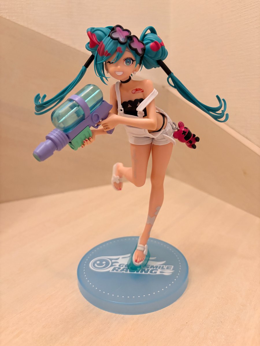 Gojo's tweet photo. ゲーセンでFURYUレーシングミク2025セパンVer.をゲットしました！すごく細かく可愛い出来ですね！また机が狭くなります（笑） #初音ミクㅤㅤ https://t.co/05nL2hbZUl