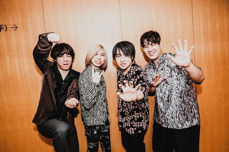 higedan_log's tweet photo. Official髭男dismの藤原聡が
大切にしていること

①支えられる
行き詰まった時は友人や仲間を頼る

②支える
支えてもらった分
苦しむ人を支えられる自分を目指す

出典：音楽と人.com 2020/8/10 https://t.co/6fhXWPEoiW