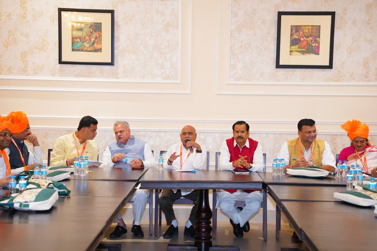 BJP4MP's tweet photo. भाजपा प्रदेश अध्यक्ष श्री @Hkhandelwal1964 जी, क्षेत्रीय संगठन महामंत्री श्री @ajayjamwalbjp जी एवं प्रदेश प्रभारी @bjpdrmahendra जी ने आज ओरछा में 'भाजपा प्रदेश कार्यसमिति बैठक' से पहले प्रदेश महामंत्रियों एवं संभाग प्रभारियों के साथ बैठक कर विभिन्न संगठनात्मक विषयों पर चर्चा की।

#BJPMP_कार्यसमिति