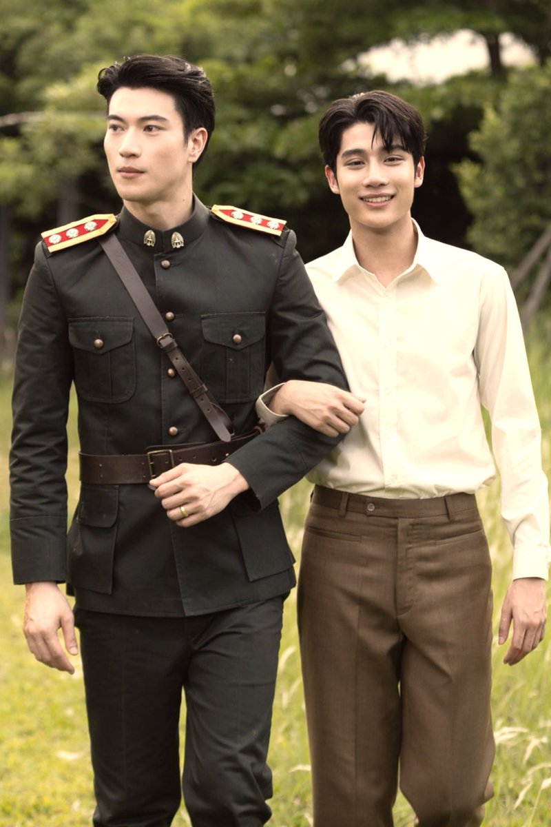 enfer_les's tweet photo. สรุปแล้วภพกับทินกรก็น่าจะเป็นผัวเมียข้าราชการธรรมดา ๆ นี่เอง

ผัวเป็นทหาร ยศร้อยเอกเงินเดือน 150 บาท เมียเป็นครูโรงเรียนวัด เงินเดือน 50 บาท รายได้อาจไม่ได้ถึงขั้นมั่งคั่ง แต่ถ้าเทียบกับค่าครองชีพในเวลานั้นก็ถือว่าอยู่กันได้อย่างไม่ลำบากนัก มีเงินเดือนประจำสองทาง มีข้าวกิน มีบ้านให้อยู่ และพอมีเหลือสำหรับเรื่องเล็ก ๆ น้อย ๆ ที่ทำให้ชีวิตน่าอยู่ขึ้น

วันเงินเดือนออกก็อาจพากันไปกินอาหารจีนแถวหลังกระทรวง สั่งกับข้าวมาสักสองสามอย่าง นั่งกินกันนานหน่อยเพราะวันนี้ไม่ต้องรีบกลับบ้าน ค่าก๋วยเตี๋ยวหรือข้าวราดแกงในเวลานั้นยังเป็นเงินเพียงไม่กี่สตางค์ ส่วนทองหนึ่งบาทหนักก็อยู่ราวหลักสิบบาท ดังนั้นเงินเดือนของข้าราชการสองคน หากใช้ชีวิตเรียบง่ายและไม่มีภาระมากนัก ก็น่าจะพอให้ทั้งคู่มีชีวิตที่มั่นคงได้

ไม่ใช่ชีวิตหรูหราอะไรหรอก

ชีวิตเรียบง่าย แต่ได้อยู่ด้วยกัน

THE EDGE OF HORIZON FINAL EP

#อรุณรุ่งFinalEP