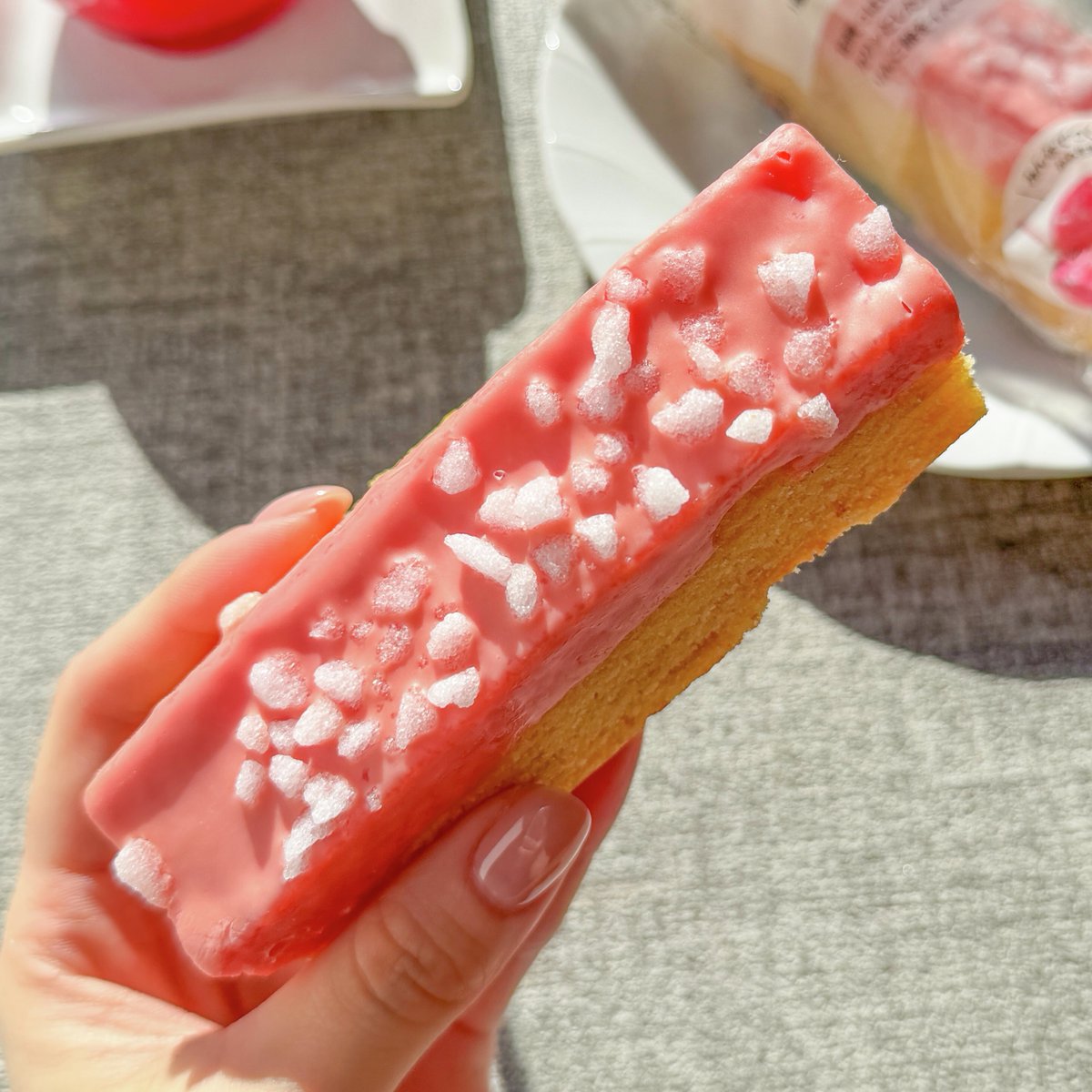 muji_net's tweet photo. りんご飴ならではのカリッパリッ食感にこだわり、大粒のパールシュガーをトッピングしました。

https://t.co/MrmaCkQfXp https://t.co/DnwUFB8bJX