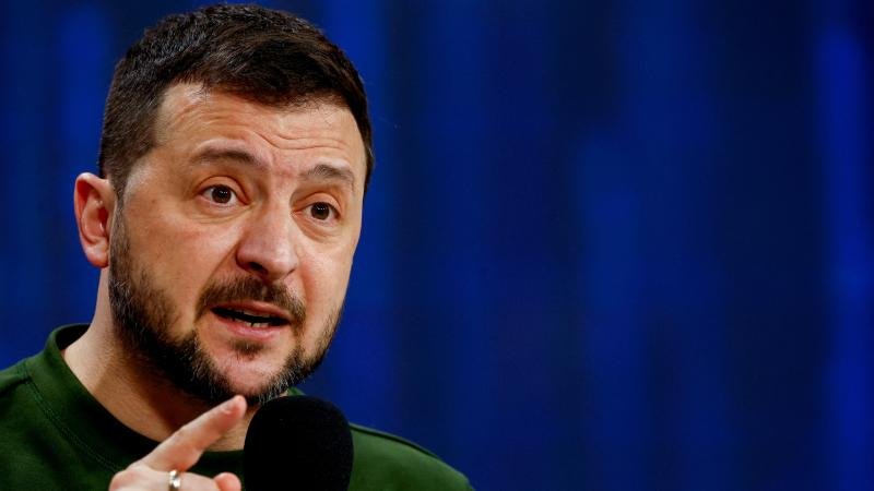 TurkinformMedya's tweet photo. 🟡 Ukrayna Lideri Zelenskiy, Rusya’ya düzenlenen uzun menzilli İHA saldırılarını artıracaklarını bildirdi. Günde ortalama 300 olan saldırı hedefini 1000'e çıkaracaklarını vurgulayan Zelenskiy, ABD'nin Moskova temasları hakkında Kiev'i bilgilendirdiğini söyledi. https://t.co/K82tzdiI38