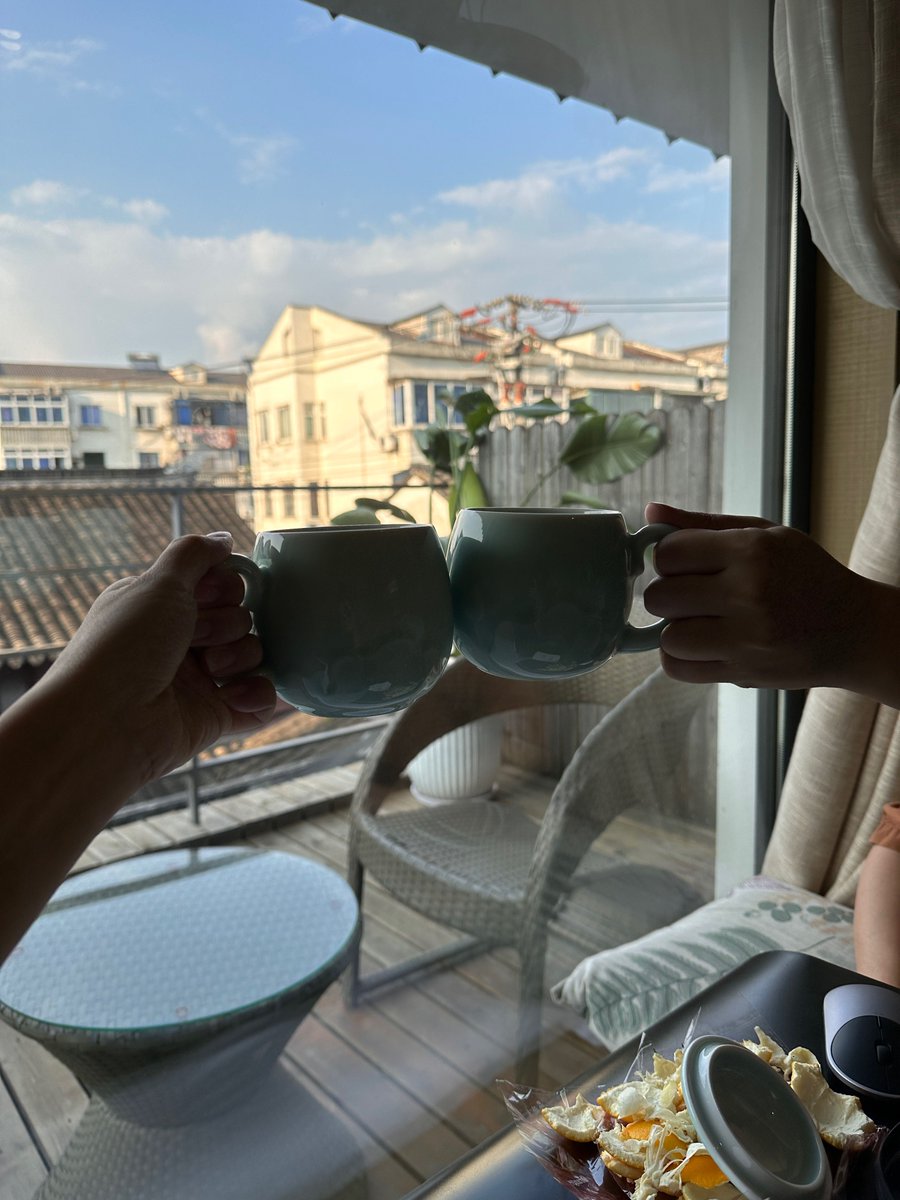 mxng9r1's tweet photo. 刚在电梯里撞见隔壁办公室的奶茶搭子，默契到同时举着奶茶碰了个杯，今天的快乐直接提前加载完成～， https://t.co/KfPk38giSI