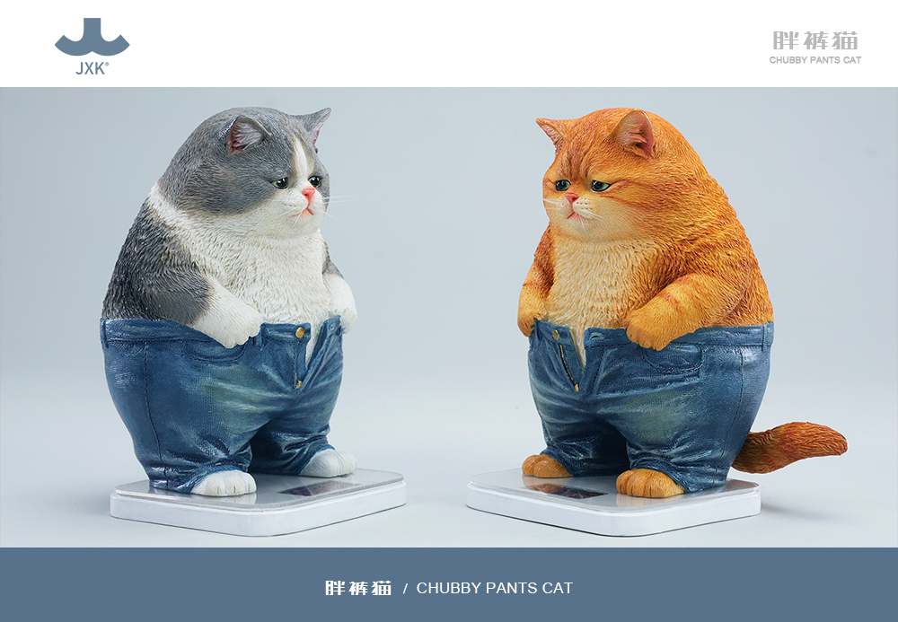 Jxk_Studio's tweet photo. 【新品】ポケットに手を入れているように見えますが、たぶん何も反省していません。

ぽってりパンツ猫、入荷しました🐈👖
橙／グレーの2色・電子はかり付き・税込7,180円。

こちらの体重まで見透かされそうです。
https://t.co/on1SqiDRTo https://t.co/e4HWZ2QfN2