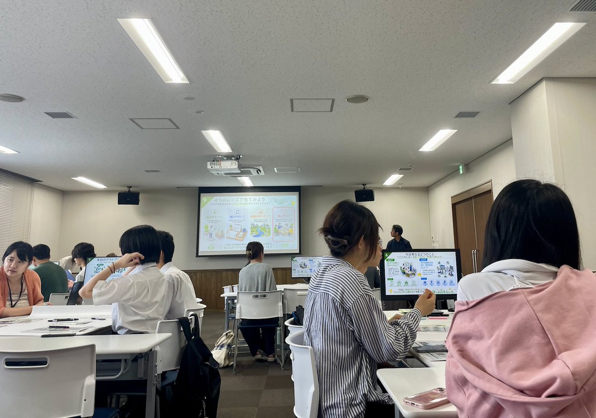 shirai106's tweet photo. 本日午後、第1回「小金井市わかもの気候市民会議」を開催。地球規模で喫緊の課題である気候変動問題を自分ごととして「私たちにできること」について、若い皆さんで話し合っていただく場です。
冒頭の基調講演では東京大学未来ビジョン研究センターの江守正多教授より、「気候変動を自分ごととして捉え、『社会への働きかけ』について考える」をテーマにお話いただき、会場から鋭い質問が活発に行��れました。
昨年度の「小金井市気候市民会議」は若い方を中心としながら多世代の方に無作為抽出で参加いただきましたが、今年度は特に若者に特化して無作為抽出でのお誘い、大学連携での学生、環境分野で連携をしている事業者の若い方にご参加いただいています。
将来世代の皆さんこそが、この気候変動の影響を長く受けるため、この場でより良い気づきを得ていただくとともに、活発なグループ討議となることを期待します。