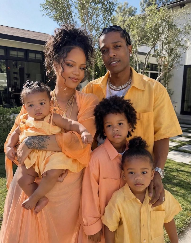 IamJoe_lOmiat's tweet photo. This is what Rihanna really wanted 😍❤️ https://t.co/bMBAT49bu8