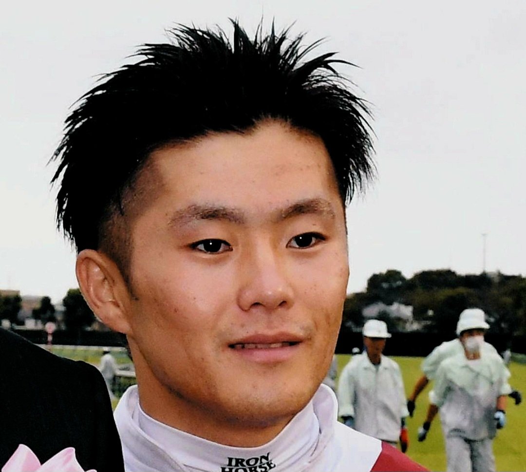 shigerugachi27's tweet photo. ★今日の競馬★
#中京2歳ステークス
#サンタンジェロ

新馬戦は外逃げ
進言でメンコ装着
一変の走り💡

コース経験
水準以上の時計と
この相手なら
あの末脚繰り出せば
足りるはず☝

勝負強い西やんで‼️ https://t.co/zqb146ebql