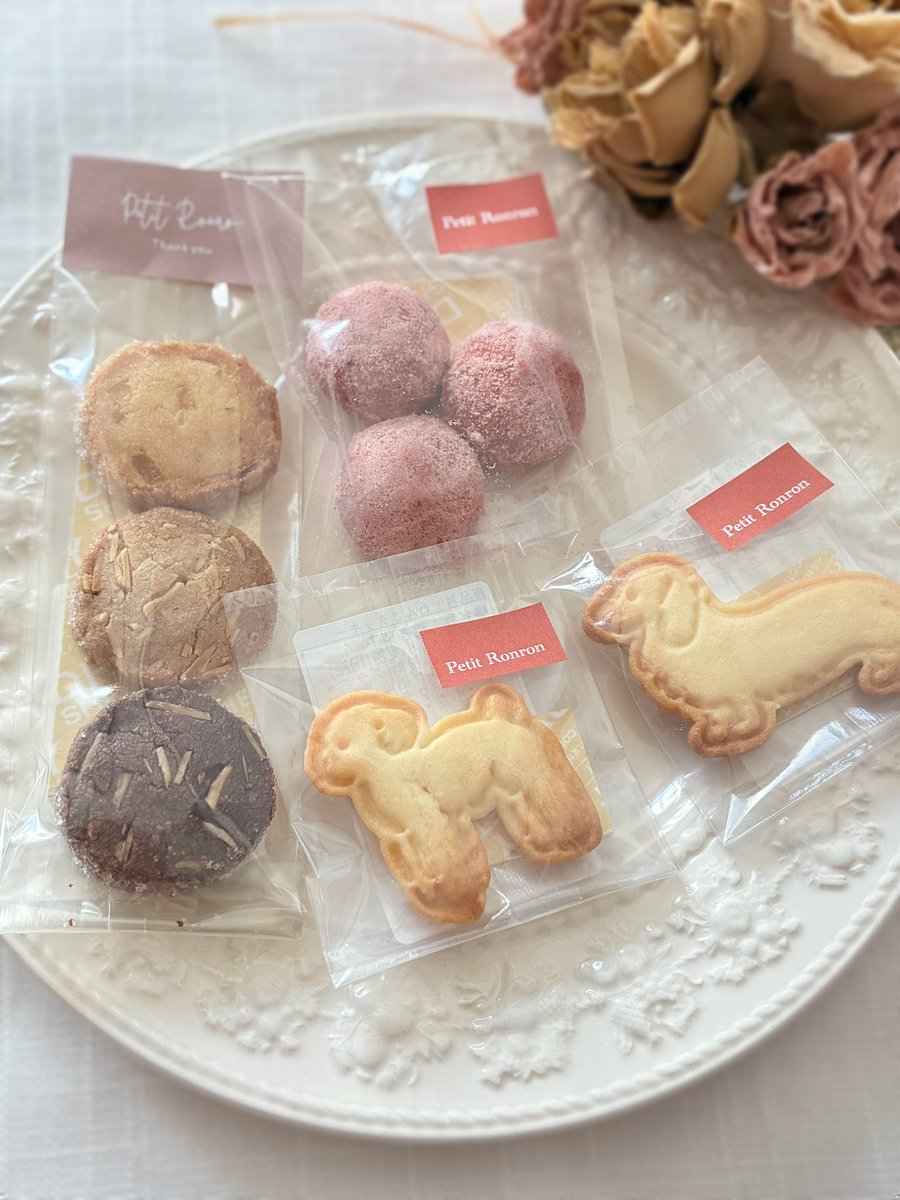 petit_ronron's tweet photo. マルシェには他に
花かご💐切手✉️ティーカップ☕️のアイシングクッキー、ディアマンクッキーやカシスのパウンドケーキも持っていきます🍪 https://t.co/MgNme9zAf7