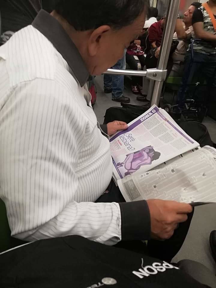 Dumannios's tweet photo. レズビアンのお爺さんの元ネタ、この電車で新聞を読んでるお爺さんの読んでる新聞の広告が「¿Seré lesbiana?(私ってレズビアンなのかな？)」だったからネットに載せられた際に南米でウケてミームの「レズビアンのお爺さん」になってそれの派生でティラノサウルスが踊る謎派生になったらしくてワロタ。 https://t.co/nmpUCpv1xO