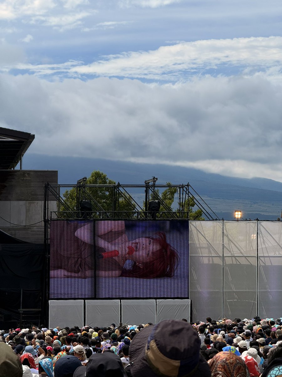 3104ike's tweet photo. #SWEETLOVESHOWER2026 #ラブシャ
今回のラブシャで個人的には初めてMt.Fuji Stg.での入場規制を見た【アイナ・ジ・エンド】
仕事柄すぐそこにマガジンのブースがあるのが気になっちゃうのだが、ワンピースの主題歌である「ルミナス」を歌うと雲隠れしていた富士山が顔を出し、私はルフィみたいに手伸ばせないけどと言うアイナは存分にヒロインしていて最高だった。
※写真撮影可・SNS共有可