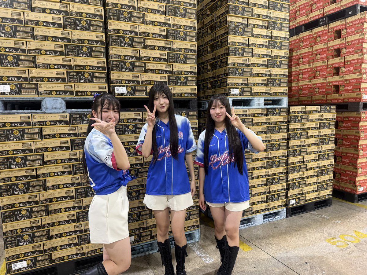 KT_Leap_Blue's tweet photo. ホームゲーム日は、控室にずっと一緒に居れないけど、イベントの時はメンバーの素顔が見れる！！
ので、裏でカメラを向けてみました！！

ステージでの姿とは違った、普通の女子たちの写真をちょっとだけ見せちゃいます📷

※顔を隠すのは若い子の特徴ですか⁉︎byスタッフジュンコ https://t.co/KkaVxU1V7W