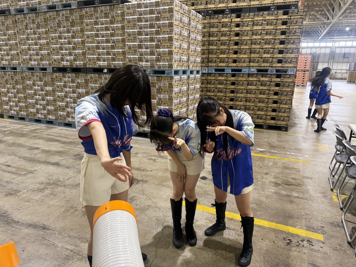 KT_Leap_Blue's tweet photo. ホームゲーム日は、控室にずっと一緒に居れないけど、イベントの時はメンバーの素顔が見れる！！
ので、裏でカメラを向けてみました！！

ステージでの姿とは違った、普通の女子たちの写真をちょっとだけ見せちゃいます📷

※顔を隠すのは若い子の特徴ですか⁉︎byスタッフジュンコ https://t.co/KkaVxU1V7W