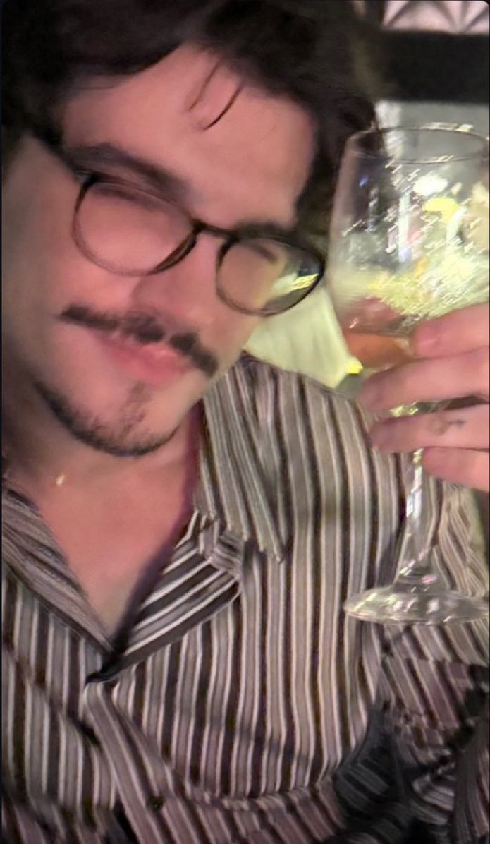 bbelalobos's tweet photo. ele fica lindo de óculos (prfvr use mais vezes) https://t.co/VTMFA8fxpd