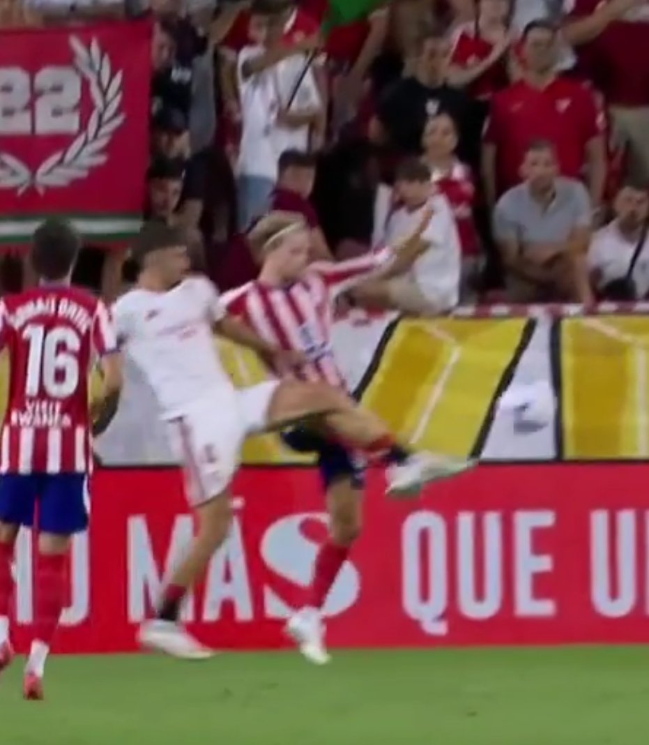 peluki16's tweet photo. @Nales76 Es sacada del vídeo que ha subido, no ha "despejado" balón cuando ya le está pegando la patada. Toca antes el pie de Kike Salas que el balon https://t.co/XzLmdjD9mE