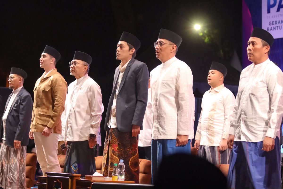 BramastaVerrell's tweet photo. Malam tadi, saya hadir bersama Ayahanda Zulkifli Hasan dan rekan-rekan kader Fraksi PAN DPR RI di PANggung Religi, bagian dari rangkaian HUT ke-28 PAN.

Kami bersama-sama menghidupkan istighosah, isti’anah, dan menundukkan hati sejenak di tengah perjalanan ikhtiar ini. https://t.co/wbJIBQSlIV