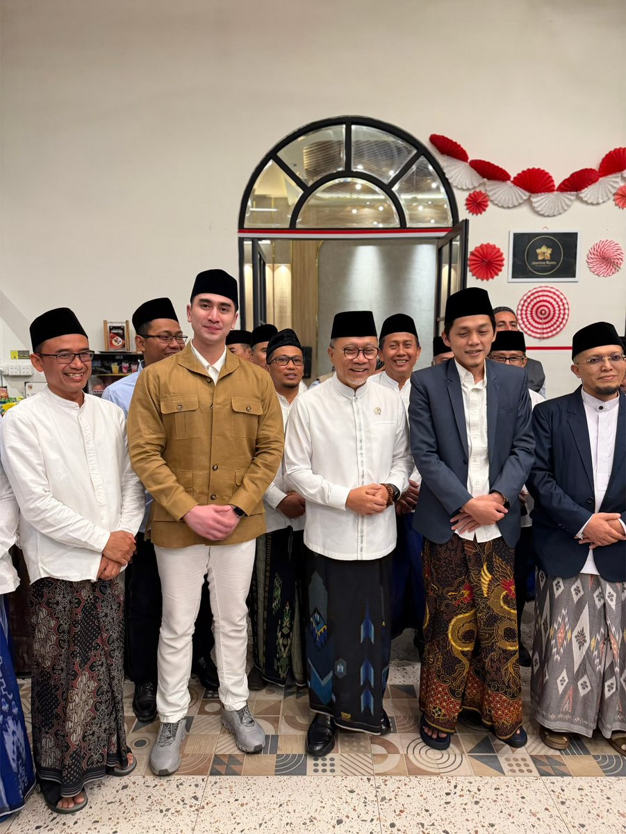 BramastaVerrell's tweet photo. Malam tadi, saya hadir bersama Ayahanda Zulkifli Hasan dan rekan-rekan kader Fraksi PAN DPR RI di PANggung Religi, bagian dari rangkaian HUT ke-28 PAN.

Kami bersama-sama menghidupkan istighosah, isti’anah, dan menundukkan hati sejenak di tengah perjalanan ikhtiar ini. https://t.co/wbJIBQSlIV