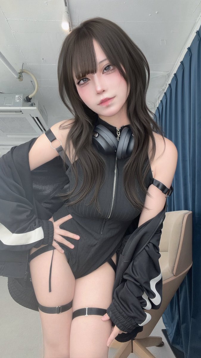 kuromitsuha0627's tweet photo. 黒タイツ忘れてめっちゃ足になりました。 https://t.co/eGl3alc74M