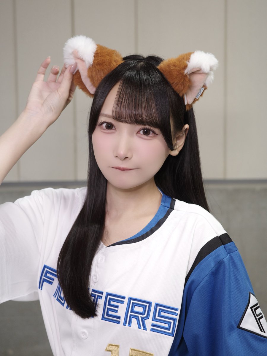 suzuki_hitomi_'s tweet photo. 「北海道日本ハムファイターズ 千葉ロッテマリーンズ戦」
ありがとうございました🏟️⚾️

念願のきつねダンス‼︎ とってもうれしい‼︎🦊
スペシャルライブも、広い会場でみなさんと盛り上がれて楽しかったです⸜❤︎⸝

とっても素敵な1日になりました💭
お耳としっぽがかわいいだね〜 https://t.co/riZ1vQR4YM