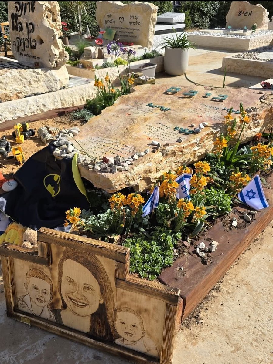 YisraelOfficial's tweet photo. 🕯️🕯️🕯️

I’ll never let the world forget how Palestinian terrorists from Gaza kidnapped and murdered Kfir, Ariel, and Shiri Bibas.

I will never forgive.

💔 https://t.co/nciuAxqjVB