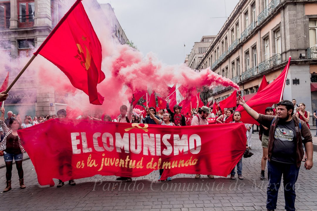 CubaOrtografia's tweet photo. Y desde el México empoderado y empantanado por la izquierda, nos llega esta imagen tétrica de unos subnormales que no pasan trabajo, con una pancarta que reza: el comunismo es la juventud del mundo. 

No falta nunca la hoz y el martillo y el sapingo de turno con su pulóver del Che. Vagos de mierda. Resentidos mentales. Envidiosos. Acéfalos. 

No hay uno que dure una semana en el concentrado militar que es la vida en Cuba. A los tres días salen corriendo a pedir ayuda y a regresar a su madriguera cómoda. Ni siquiera cuestionan el hecho de que en Cuba no se puede hacer la manifestación que ellos hacen, ni que no existe el derecho a huelga ni la libertad de disentir en público.

Una semanita. Solo pido eso.