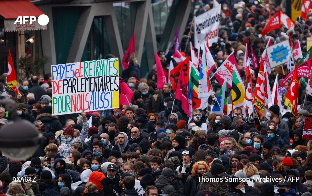 Voltuan's tweet photo. @TrouveAurelie Le problème ce n'est pas seulement le coût du #capital c'est aussi le coût de tous les #privilèges des #parlementaires de toute la #classepolitique en fait que le peuple finance sans retour de l'ascenseur ce qui a fait croitre les partis extrêmes ( #RN #LFI ) et l'#abstention !! https://t.co/WBjVy68xYa