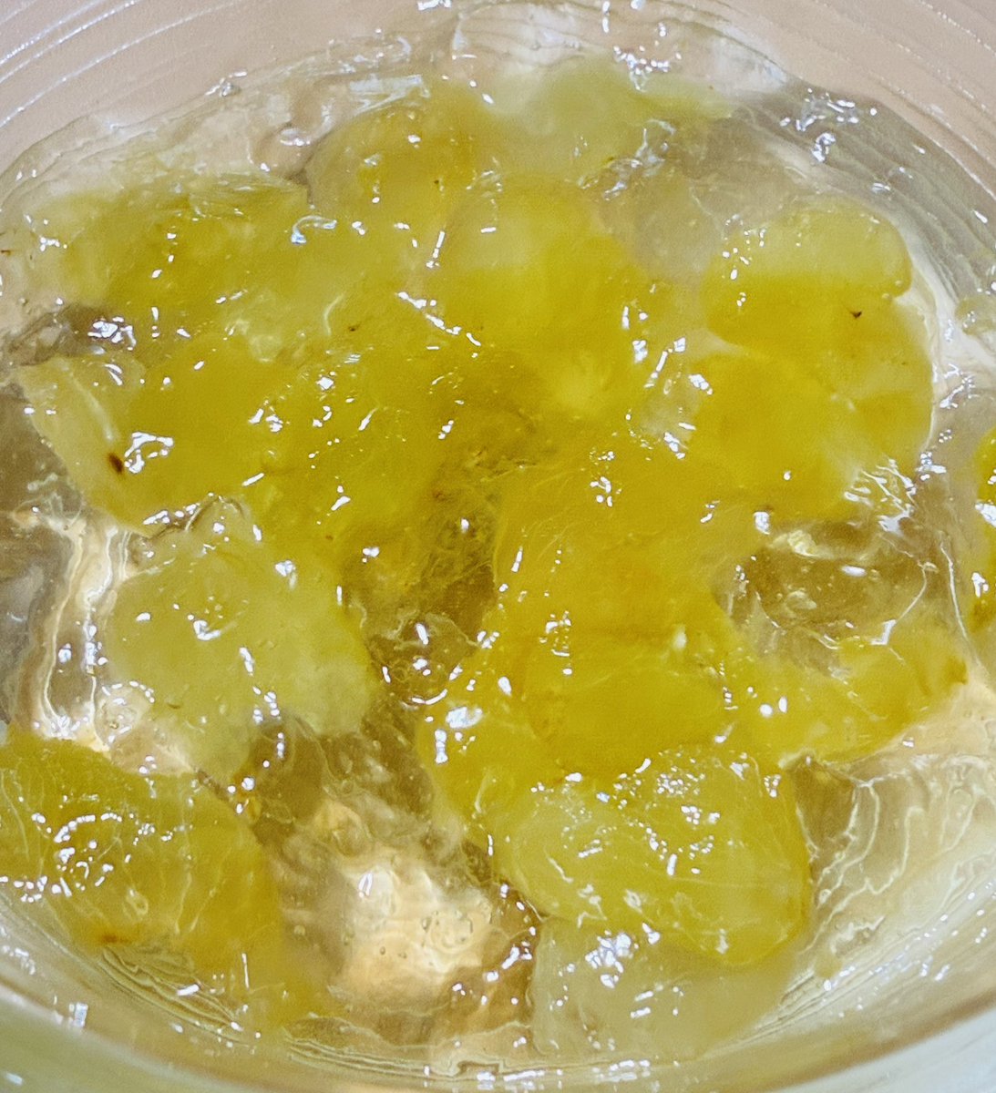 koujijyo's tweet photo. 足柄・金太郎のふるさとで買ってきた万願寺とうがらしを焼き浸し。
白茄子は厚く切って焼く。
息子がご近所さんから貰ってきたぶどうは、
種を取ってQooの白ぶどうにゼラチンを入れてゼリーに。 https://t.co/eTcrhXUtkI