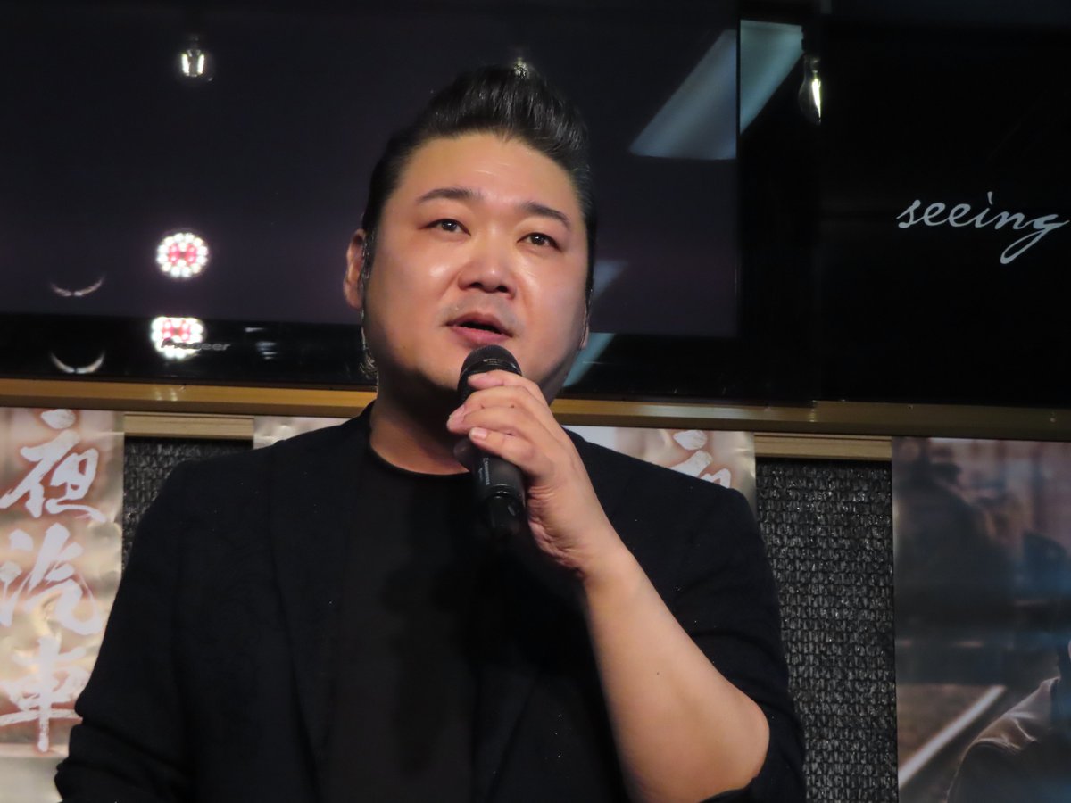 Gn43Hisa's tweet photo. #村木弾 さんのCPライブ🎶に参加。
会場は #坂東市 の #岩崎電気 さん。
たくさんのお客様で満席。
私の座席は何故か最前列中央🤣
隣の席の熱心なファンのか��と話をしたらなんと私の住所の近所でビックリ👀‼️
興味深いトークと素晴らしい歌声🎤でとても楽しいひとときになりました🥰
#夜汽車 https://t.co/LeF9RngGVJ