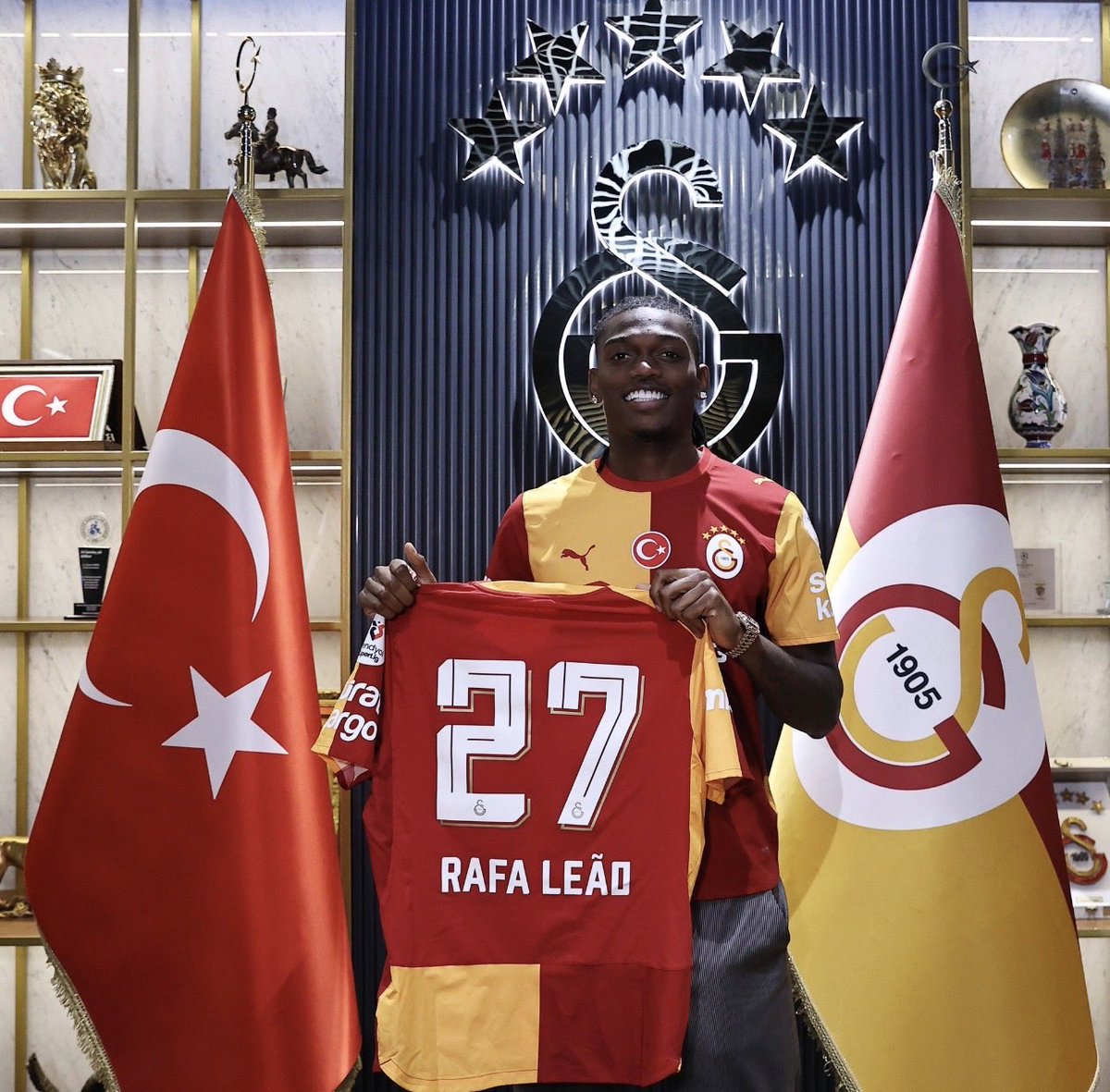 Actufoot_0ff's tweet photo. 🚨 OFFICIEL ! RAFAEL LEAO 🇵🇹 QUITTE L’AC MILAN ET REJOINT GALATASARAY !!!! 🟡🔴

Montant du transfert : 38 M€ + 10 M€ DE BONUS. https://t.co/LsD4qL22Z4