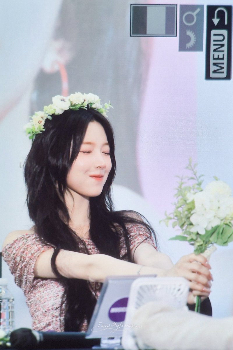 meomumbyeol's tweet photo. 260830 프로미스나인 공개 팬사인회
#프로미스나인 #백지헌
#fromis_9 #BAEKJIHEON https://t.co/Q7BvcfIaXz