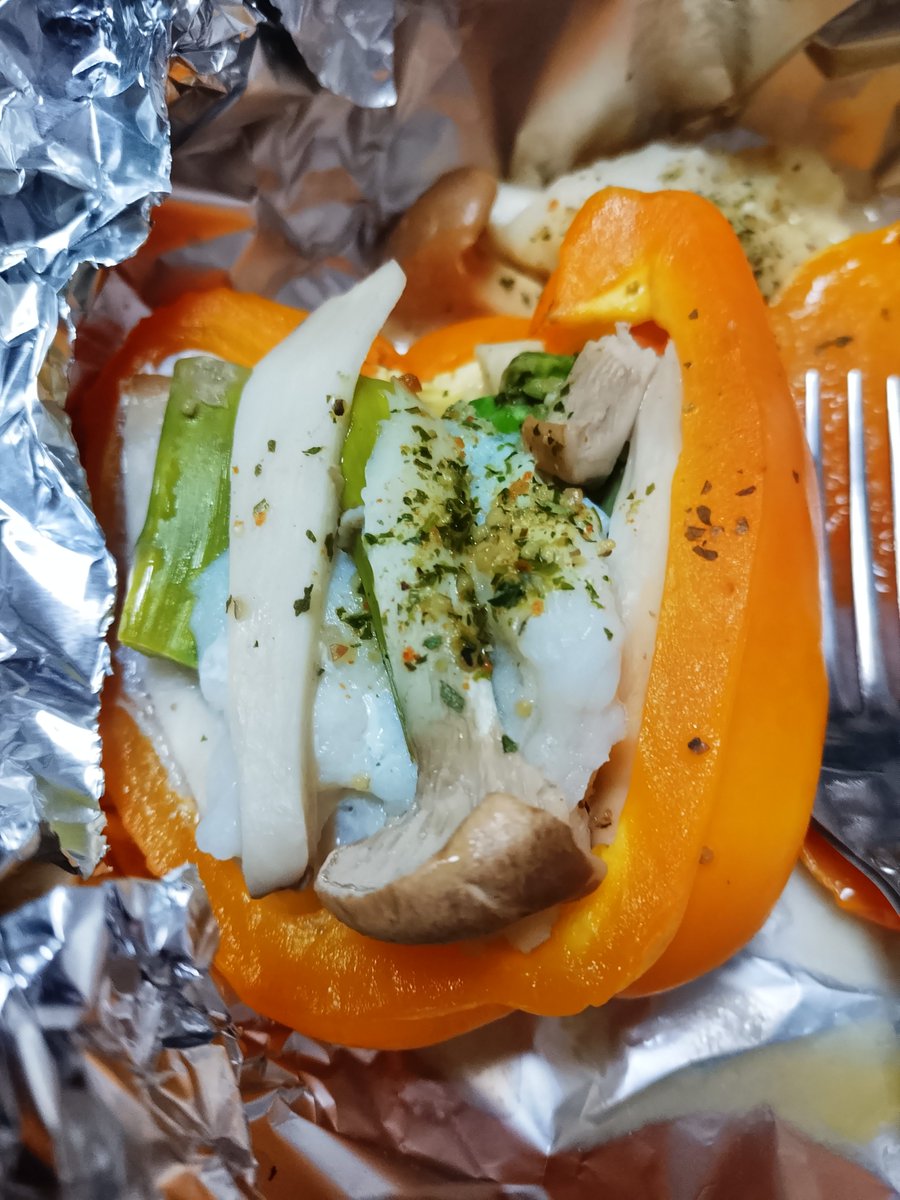 pv2_Wojtek's tweet photo. ちょいと洒落た料理を作ってみたつもり。

半分に切ったパプリカに魚、エリンギ、アスパラを詰めて蒸し焼きにしたもの。
思い付きで作ったので予定より多くなった。 https://t.co/j5GKhwBZUp