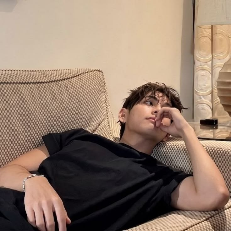 thvgaggedme's tweet photo. it's crazy how fine he looks from this angle https://t.co/k7PPhjXG0m