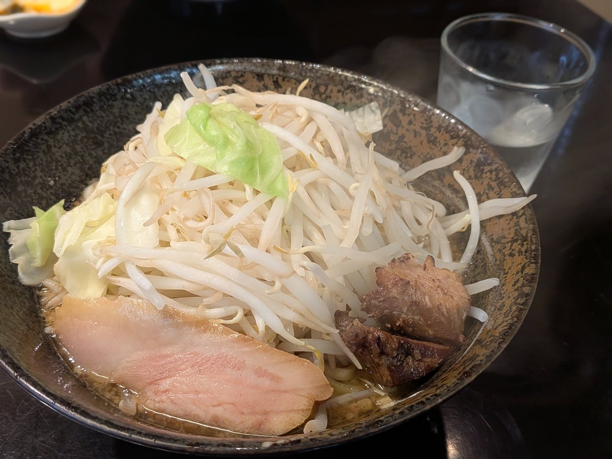 Janner20m's tweet photo. 友人宅で誕生日会お泊りしてきた✌ほぼ惣菜に頼ったおうち縁日に二郎系ラーメン、引きこもりのためのスタバトールとベンティサイズ笑　結局家でだらだら喋ってんのが楽しかったりする https://t.co/8ohs3G95CY