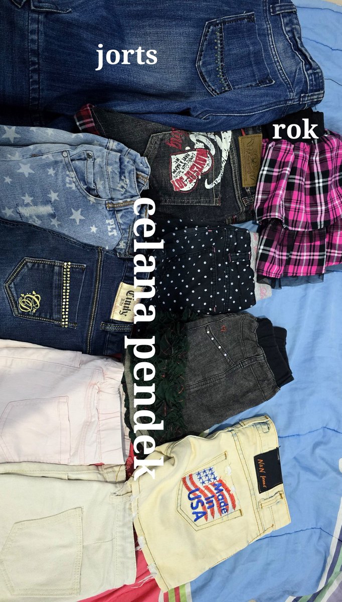 berrypiebread's tweet photo. preloveddd open kostt baju2 gemesss sm bawahan (maaf kemeja sama sweater sm cardigan blm di fotoin saking banyak nyaa🙏🏻😭) ke kostt ajaaa yaa kalo ada yg mau pilih2 atau coba cobaaa (cewe only) https://t.co/NIfWwEaPsr