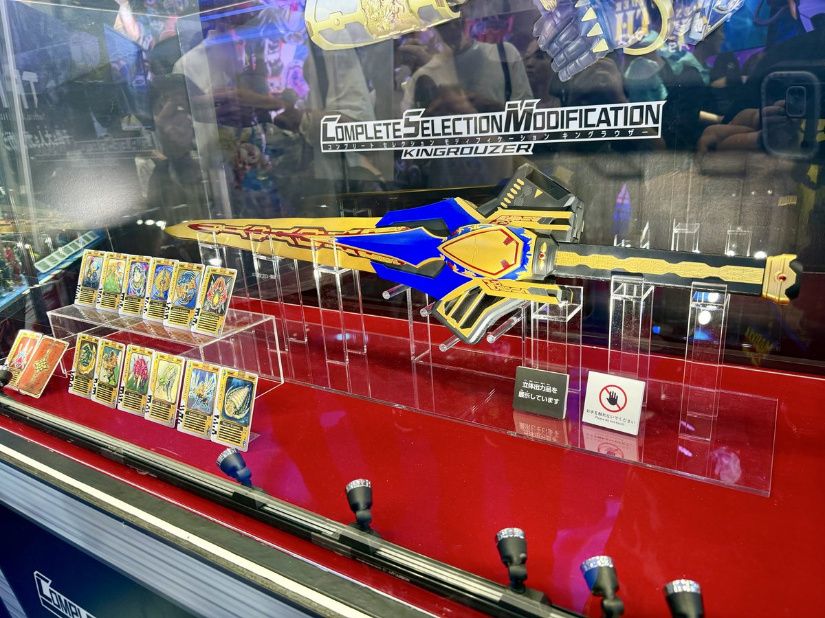 jumpeishiokawa's tweet photo. 東京おもちゃショーにてマイス🐭upで撮ったShfヤバすぎのクオリティ😆！TAFも含め発売が楽しみ🎶 キングラウザー初見の感想は「ちっちぇえ！！」😅プロップのサイズしか知らんからゴメンなさい🙇‍♂️ラウズカードも久々に見たなぁ🤔  #仮面ライダーマイス  #東京おもちゃショー https://t.co/KRxQZ6cj0C