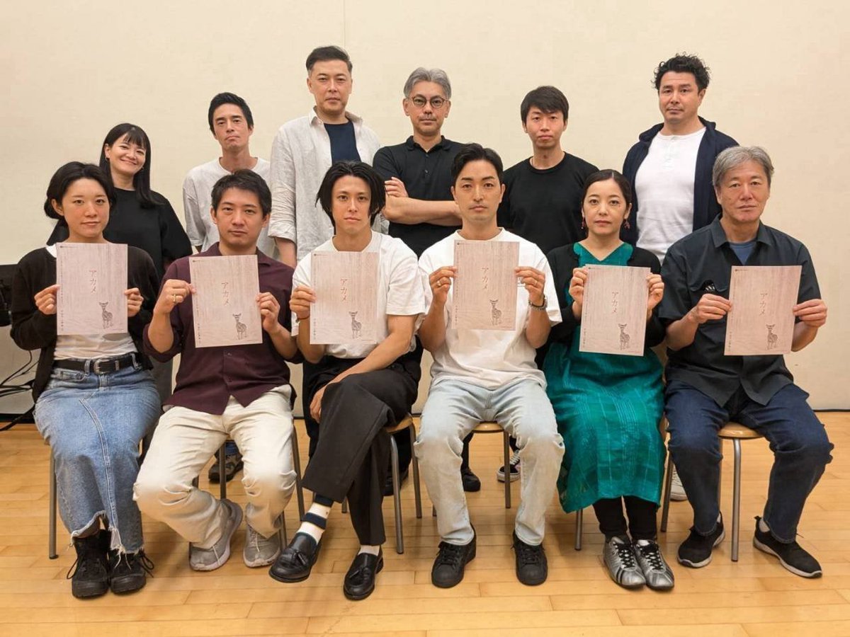 vB4Qi4gySV9Yjn5's tweet photo. 舞台『アカメ』本日、本読みからスタートしました。
奇遇にも高円寺阿波踊り大会と鉢合わせ。帰り道の駅前は大きな蜂の巣を突いたみたいな大混雑。
どこも寄り道せず、這々の体で帰宅。

10月28日から始まる『アカメ』
最強の役者陣。
ご期待ください！
(座・高円寺稽古場にて撮影) https://t.co/uWd89dsCqD