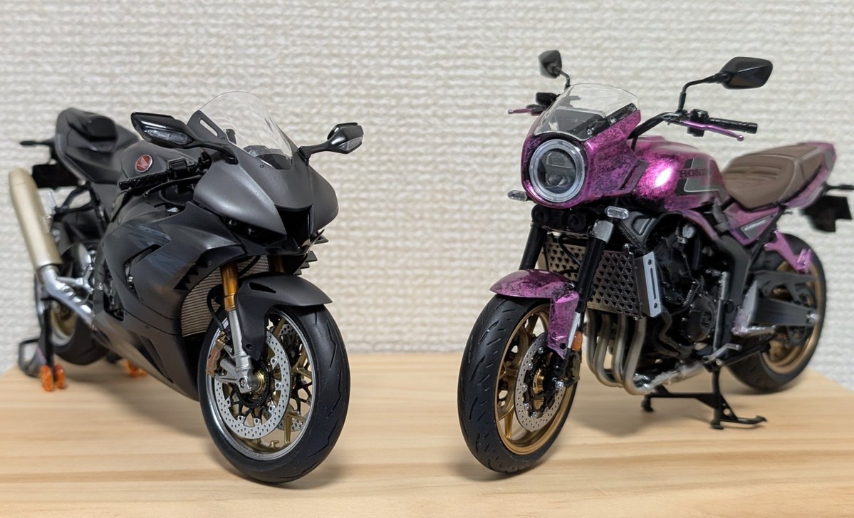 honoca_62's tweet photo. タミヤ
CB1000F完成しました〜⸜(*´ᗜ`*)⸝
CBR1000RR-Rはクリアパーツの黒入れ忘れたので外してます。（明日塗ります）
CBは始めてラップ塗装してみました。
CBRは黒単色だと面白みが無いのでグラファイブラックで塗装してます。あとタイヤの塗り分けがうまく行ったので満足です。
#ガンプラジオ https://t.co/CFNnZW0deU