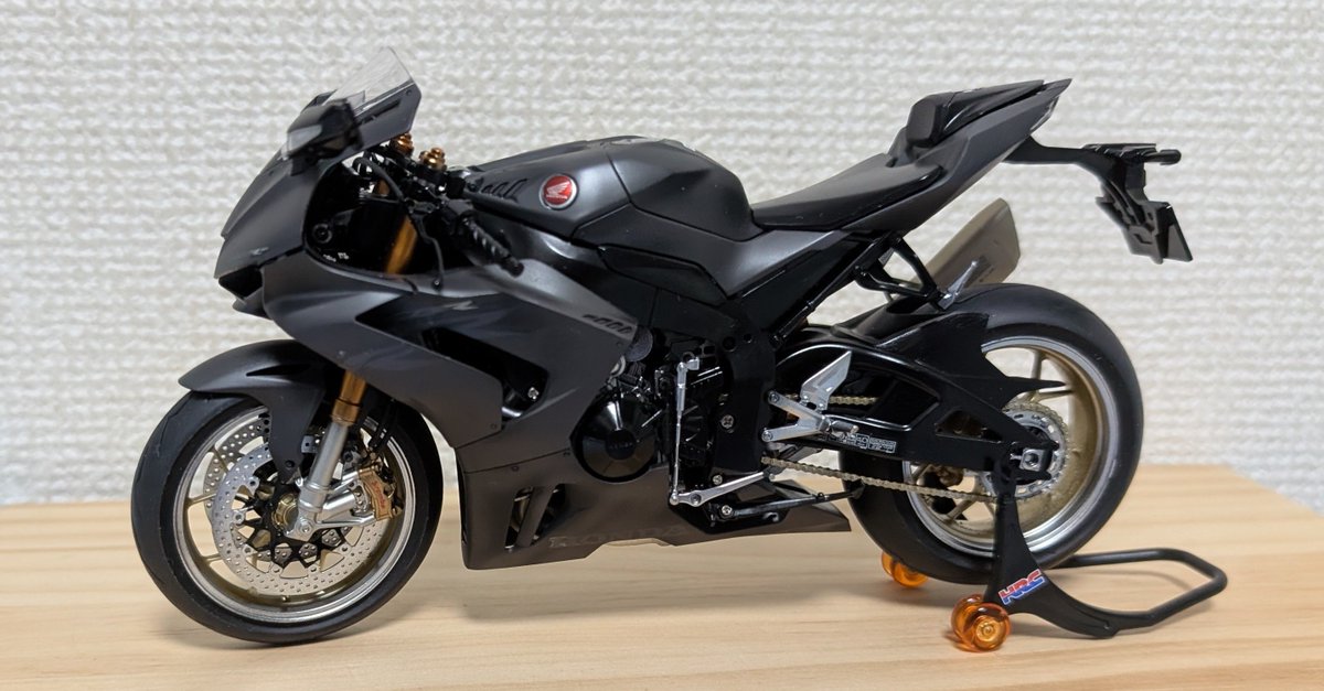 honoca_62's tweet photo. タミヤ
CB1000F完成しました〜⸜(*´ᗜ`*)⸝
CBR1000RR-Rはクリアパーツの黒入れ忘れたので外してます。（明日塗ります）
CBは始めてラップ塗装してみました。
CBRは黒単色だと面白みが無いのでグラファイブラックで塗装してます。あとタイヤの塗り分けがうまく行ったので満足です。
#ガンプラジオ https://t.co/CFNnZW0deU