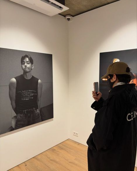 thvgaggedme's tweet photo. the art admiring his own art. https://t.co/kMGhMVjNY2