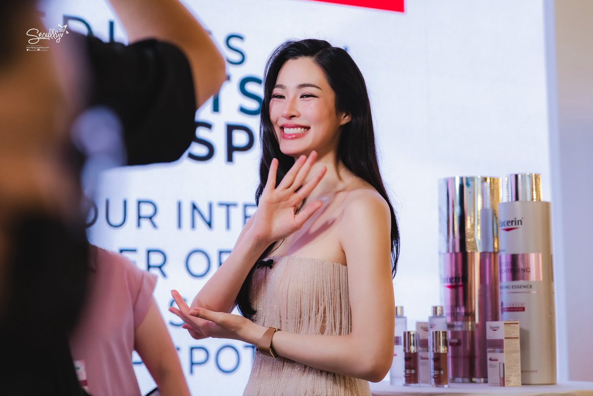 SeoullySG's tweet photo. [#EUCERIN | 📸 PHOTO] EUCERIN SPOTLESS BRIGHTENING EVENT WITH LINGLING KWONG (@linglingsirilak)

Our connection blanked out from Lingling’s beauty but we promise we captured all of her gorgeousness 🫶🏻

LINGLING ASEAN PRESENTER 
#LinglingXEucerinMalaysia
#หลิงหลิงคอง #linglingkwong #鄺玲玲 #EucerinMY #MyEucerin #SpotlessBrightening #EucerinSpotlessBrightening
@lingling_fans @LinglingK_MYFC @Eucerinmy @watsonsmy