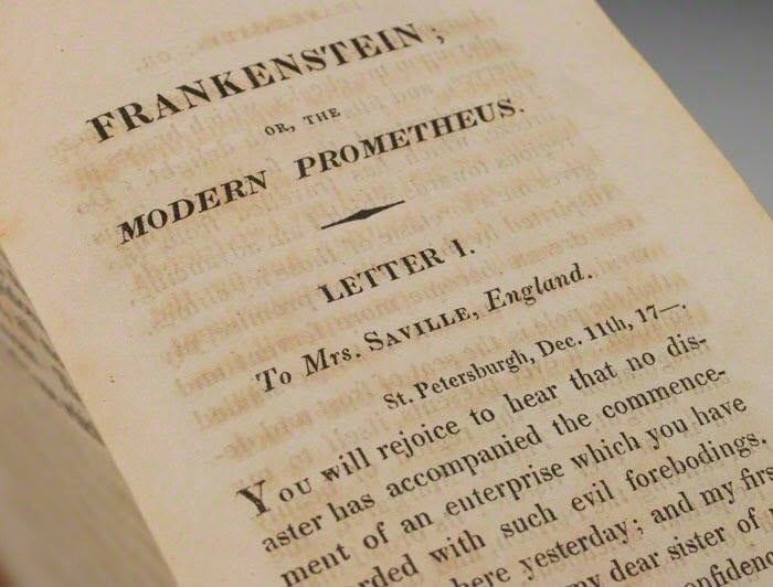 literlandweb1's tweet photo. Mary Shelley, nacida tal día como hoy de 1797, publicó "Frankenstein o el moderno Prometeo" con 21 años. La obra no pretendía inspirar terror, sino elevar una reflexión sobre el poder creador del hombre y sus propios miedos. "Escribo para describir el espectro que frecuenta mi almohada a medianoche".