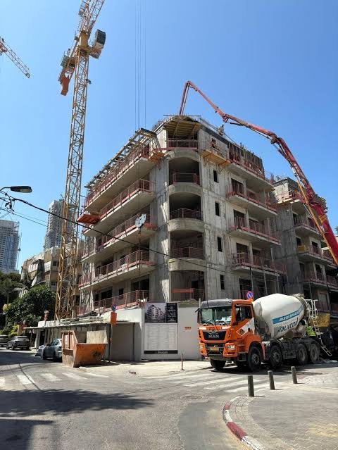 noam_attar's tweet photo. Israel real estate is wild right now: 84k unsold homes, yet prices average NIS 2.3M.
​Developers won't cut asking prices, they give secret financing deals instead.
​Negotiating price over terms? Big mistake.
​Craziest deal you've seen? 👇
(DM for buyer agent rec) https://t.co/rzvIQnXkRg
