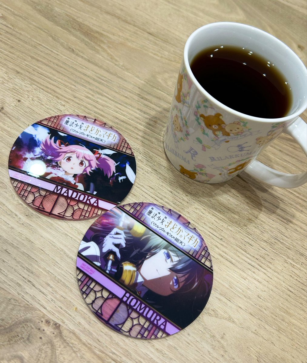 marififth's tweet photo. とりあえず、コーヒー飲んで落ち着くことにした🤣🤣
久しぶりに考察が止まらない映画観たなー
ドリンクとセットになってたコースターが、まどかちゃん・ほむほむで、ほくほく🥰
情報過多で、訳がわからないよ／人ºωº人＼
#まどマギ https://t.co/kA2MnUJn4R