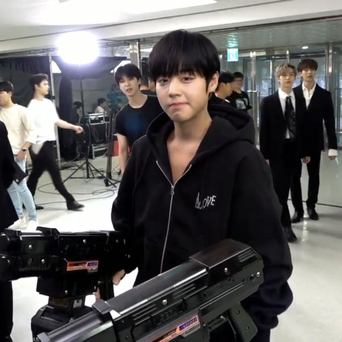 Da1mnim's tweet photo. 이날 박지훙은 잘생김이쁨아름다움귀여움 모든게 공존해잇음 ⸝⸝⸝⸝ 후드집업안에 이너티 안입은것도 너무 ｡｡ >\\<♡
이 사진 고화질로 가지고계시는분 잇으실까요 ˀ̣ˀ̣ #박지훈 https://t.co/DWckgsa50v