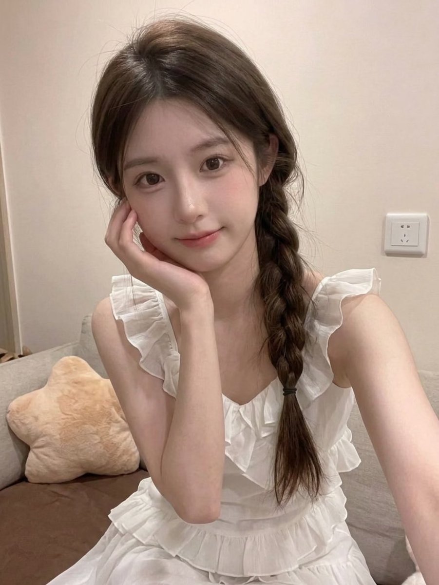 ClaudetteGznj's tweet photo. 今晚继续来啊🫰🫰

是谁说要来锐评女高我18岁的bb啊！

心情不好来X发泄了，无🚪来就给啊！！！！ https://t.co/G2KA18i5RA