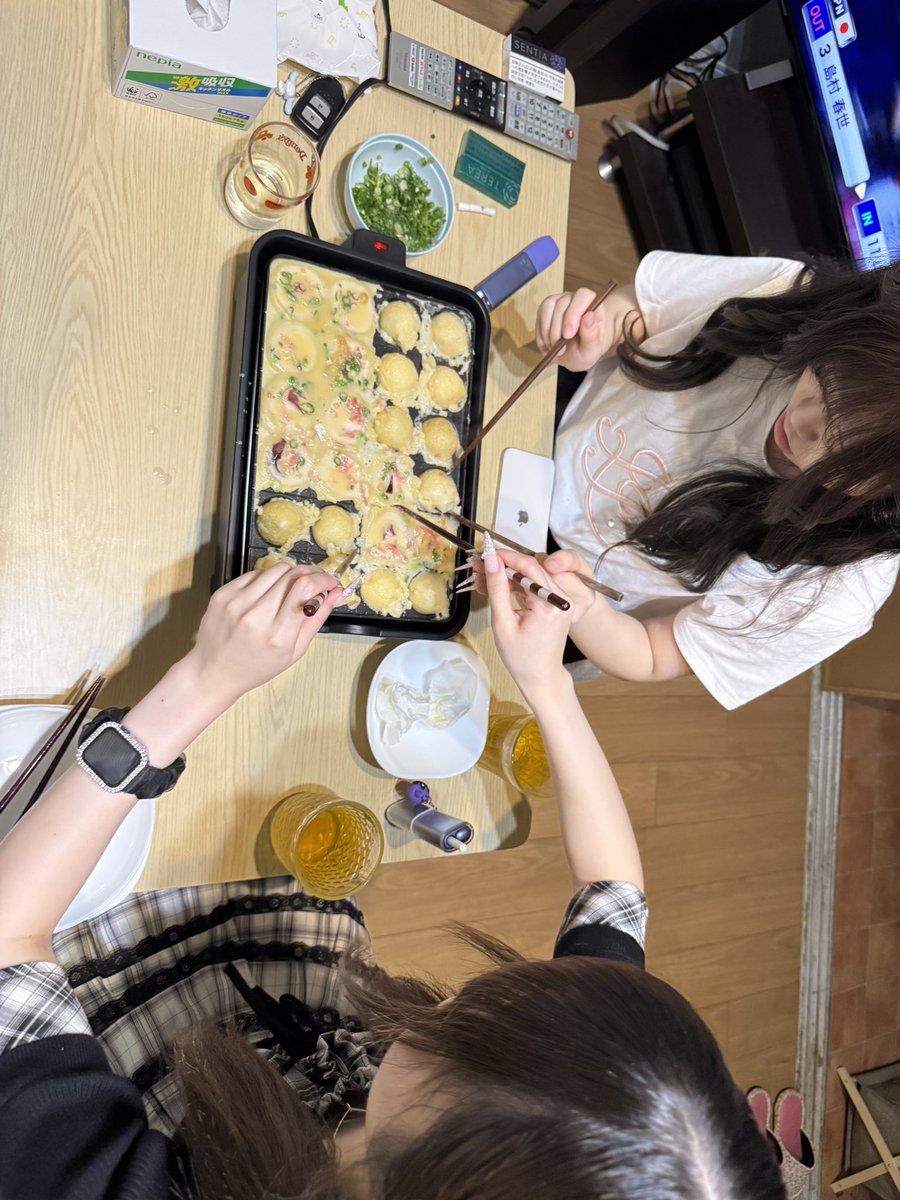 masakaz59's tweet photo. 娘と、娘のお友達と、タコパ。
なんとも楽しいひととき。ソースも、明石焼き風の出汁も、美味しい〜楽しい〜 https://t.co/hSLOSwklBl