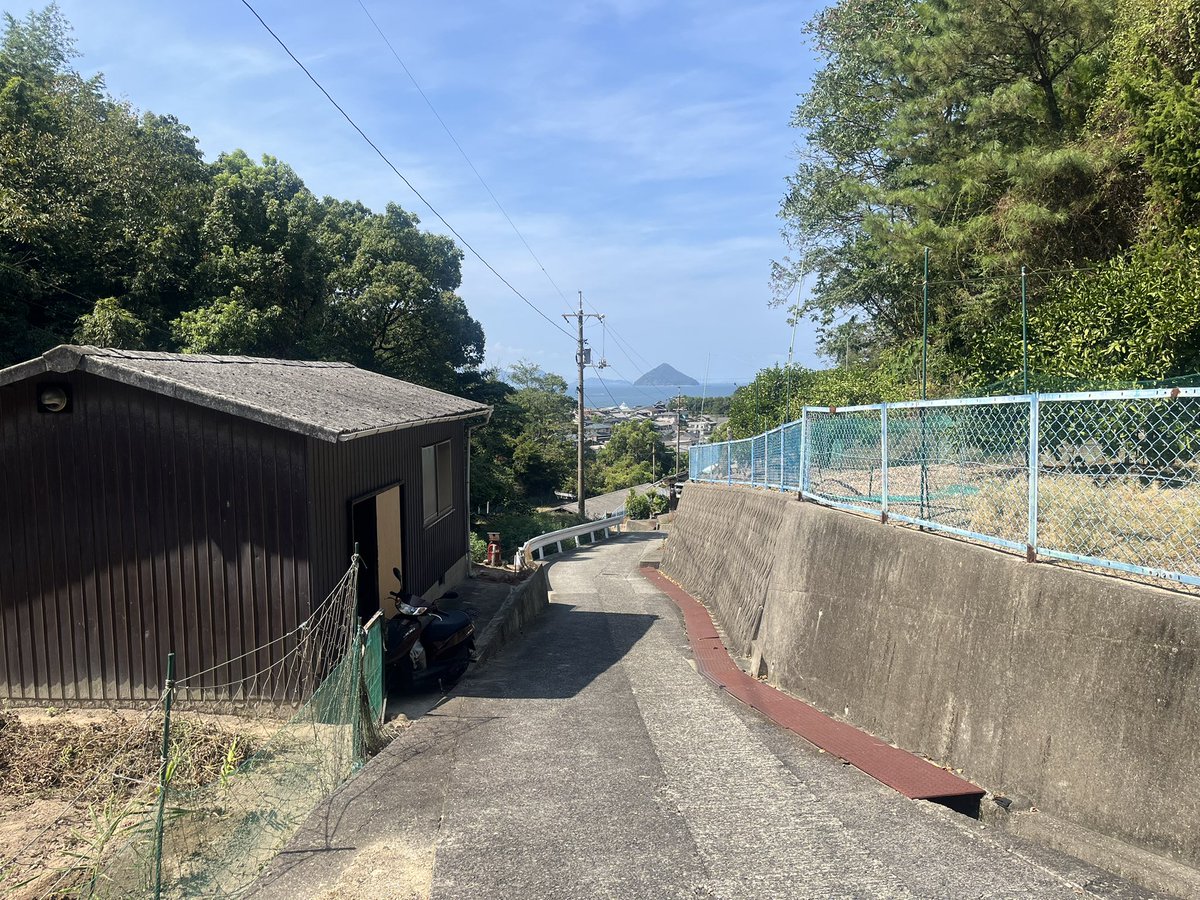 DCisLIFE's tweet photo. 今日は直島へ聖地巡礼
道に迷う羽依里へ行った時、おばあさまが畑の準備をされていた
「写真撮っても大丈夫ですか」
「みんなそこから撮ってるよ〜」
優しく教えていただきました
「お邪魔してすいません」
「遠くから来てくれて嬉しいよ」
少し話をさせて頂き嬉しい気持ちになりました最高

#サマポケ https://t.co/4JJmFmguKg