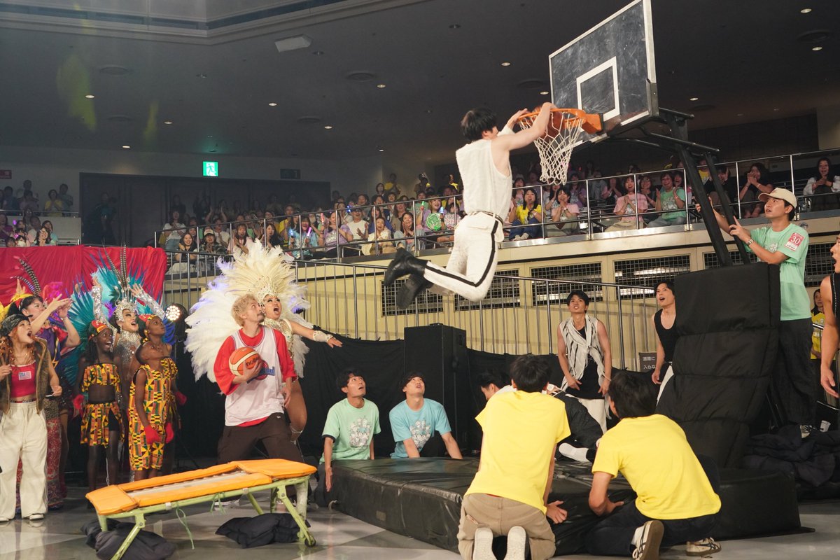 nittele_ntv's tweet photo. SixTONESと日本、そして世界各地の
パフォーマー総勢130人による
"ボーダーレス LIVE"を生披露しました！

ジェシー💬
"サイコーな気分です！
世界中から集まってきた
いろんな皆さんと一つになれました！
テレビの前の皆さんもそうですよね！"

『#24時間テレビ49』
https://t.co/f4EUkLebLM https://t.co/DwrgwC1toT