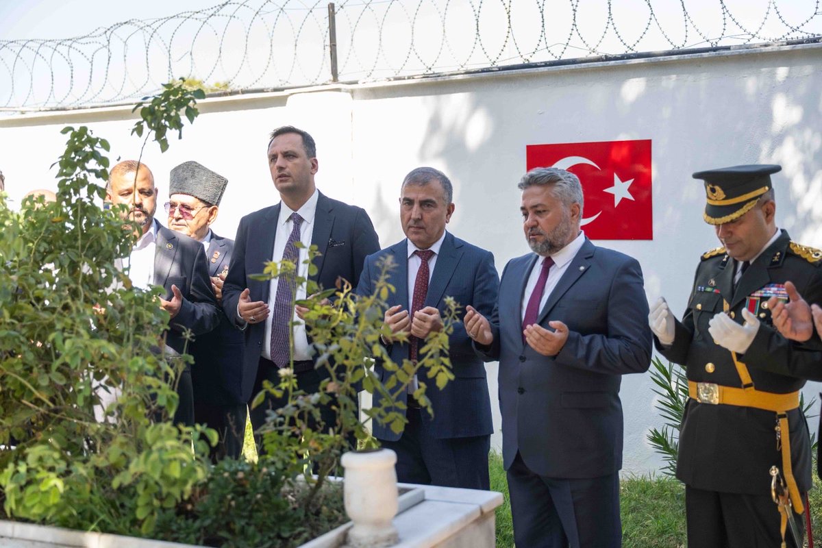 omereskichp's tweet photo. Işıkkent Polis Şehitliği’ni ziyaret ederek, vatanımızın bölünmez bütünlüğü uğruna canlarını feda eden kahraman polislerimizi dualarla andık. Bize bu bağımsız vatanı bırakan tüm şehitlerimizin ruhları şad olsun. Minnetle... 🇹🇷 https://t.co/ZbdlTwCt6x