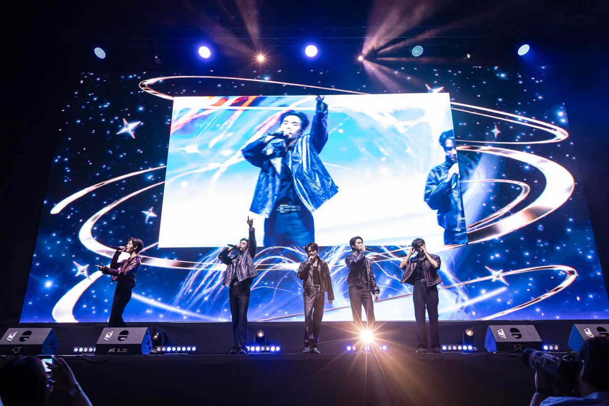 DMDMusicTH's tweet photo. ภาพบรรยากาศของ “อู่อู๋” และ “เซฟ” ในงาน FANBOY GALA NIGHT EP.1 📸

ขอขอบคุณทุกคนที่มาร่วมสร้างความทรงจำอันแสนพิเศษ และส่งกำลังใจมาให้กับ “อู่อู๋” และ “เซฟ” ทั้งหน้างานและหน้าจอในวันงานด้วยนะคะ 😍

และทาง DMD MUSIC ขอฝากผลงานเพลง “NO PAIN NO GAIN” By “PERSES” Ost.รักสุดใจนายแฟนบอย Mr. Fanboy Series ด้วยนะคะ 🎤

MR FANBOY CHAPTER 1
#MrFanboyEP1
#auautnp #savewrg
@Auautnp @savewrg 
#DMDMUSIC